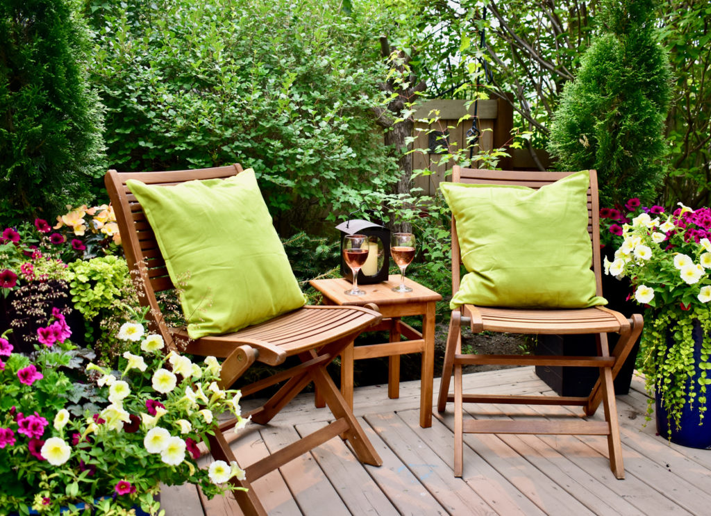 Decoración jardín con plantas y objetos